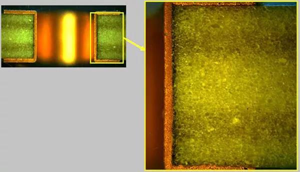 图2.显微图像显露了在20mil厚的RO3003G2电路材料中形成的外表光溜的金属化过孔孔壁。