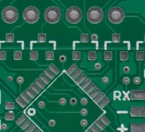 阻焊遮盖了PCB的大多(涵盖走线)