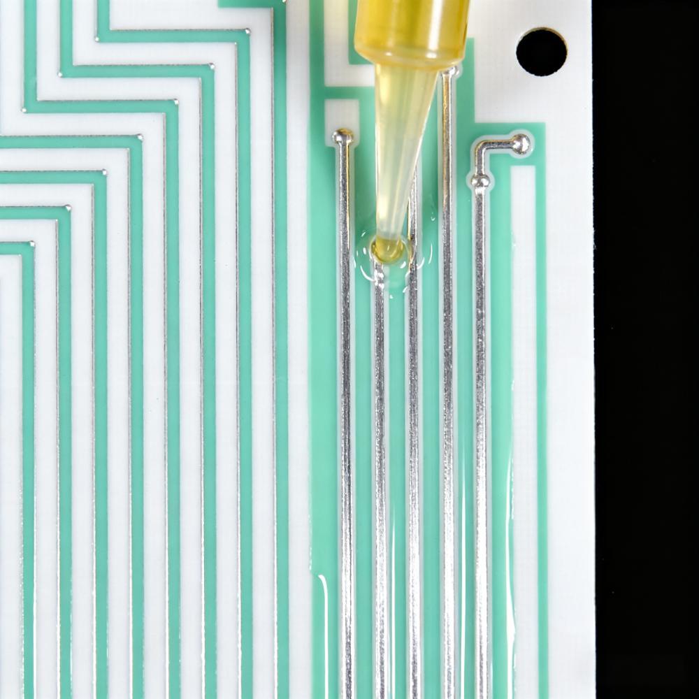 PTFE PCB专用蚀刻液线路加工微观特写，±0.008mm线宽精度无侧蚀