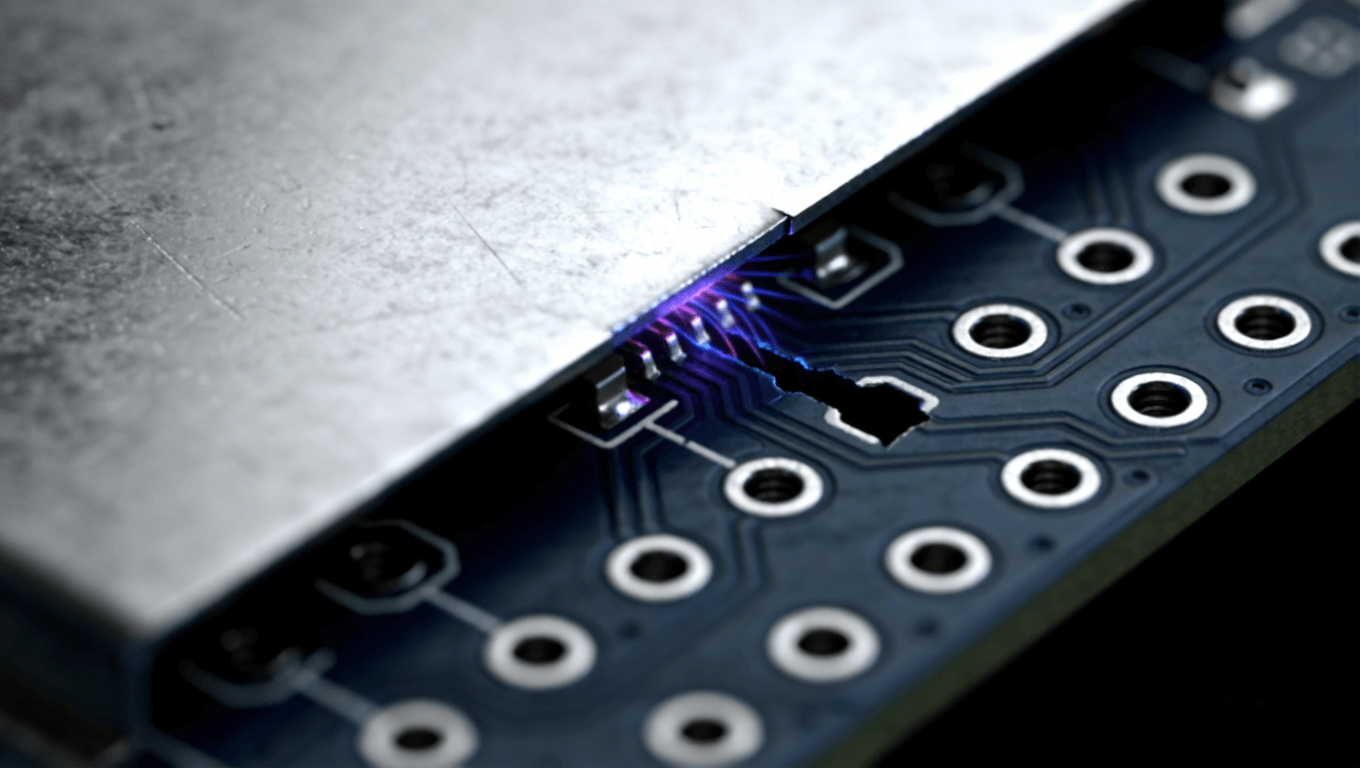 高频PCB接地过孔阵列与屏蔽罩接合处,表现接地连续性与屏蔽泄漏 高频PCB接地过孔阵列与屏蔽罩接合处,表现接地连续性与屏蔽泄漏