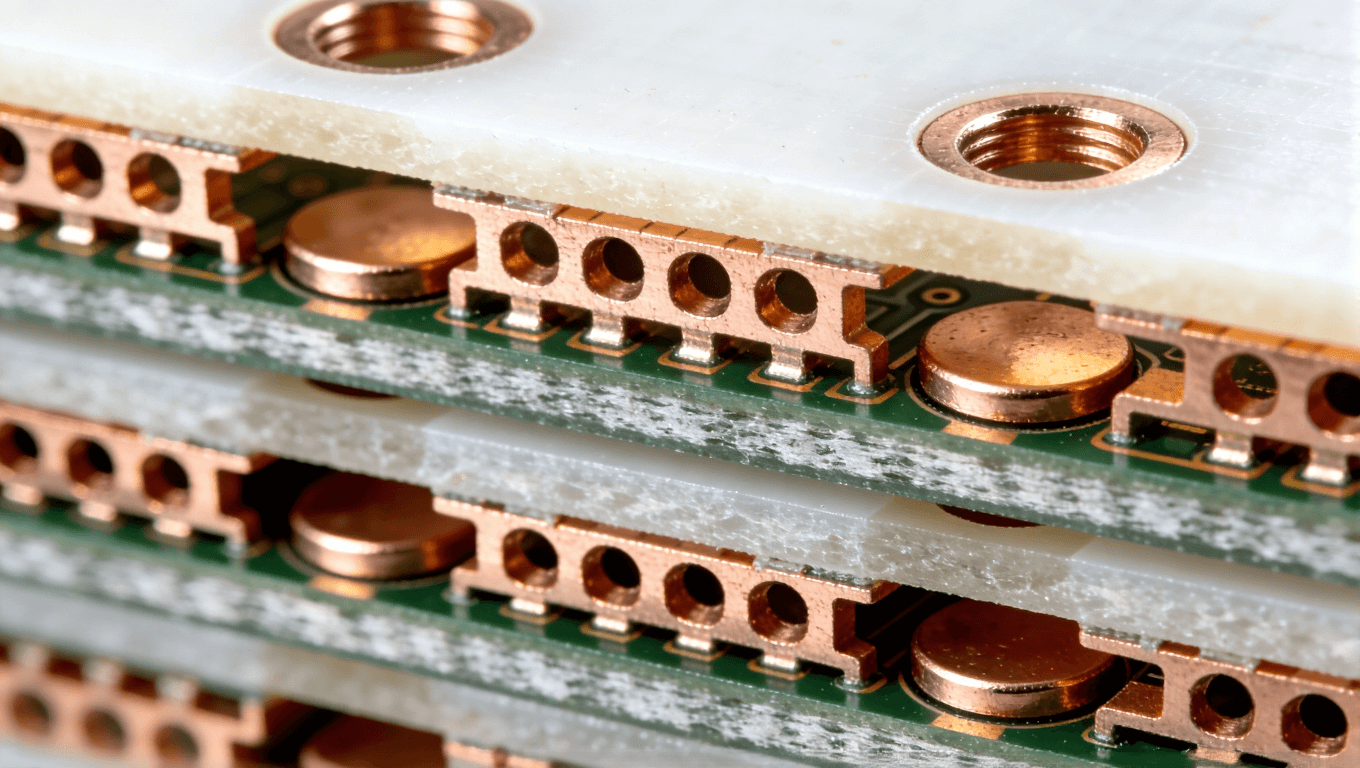 混压多层高频PCB横截面结构视图，展示混合材料堆叠