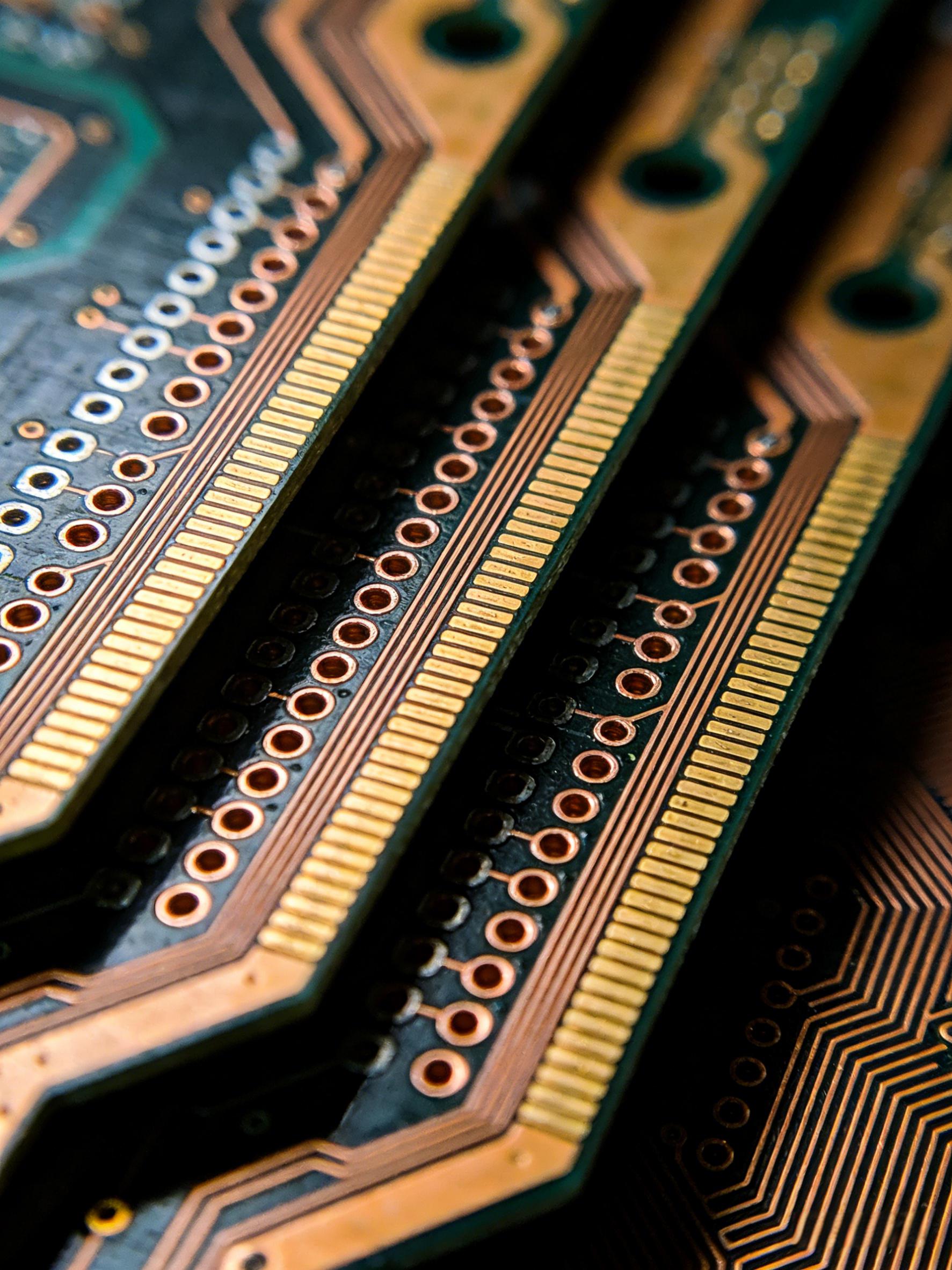 CPO光模块PCB高频信号完整性设计微距视图,展示差分对走线、盲埋孔与多层堆叠结构 CPO光模块PCB高频信号完整性设计微距视图,展示差分对走线、盲埋孔与多层堆叠结构